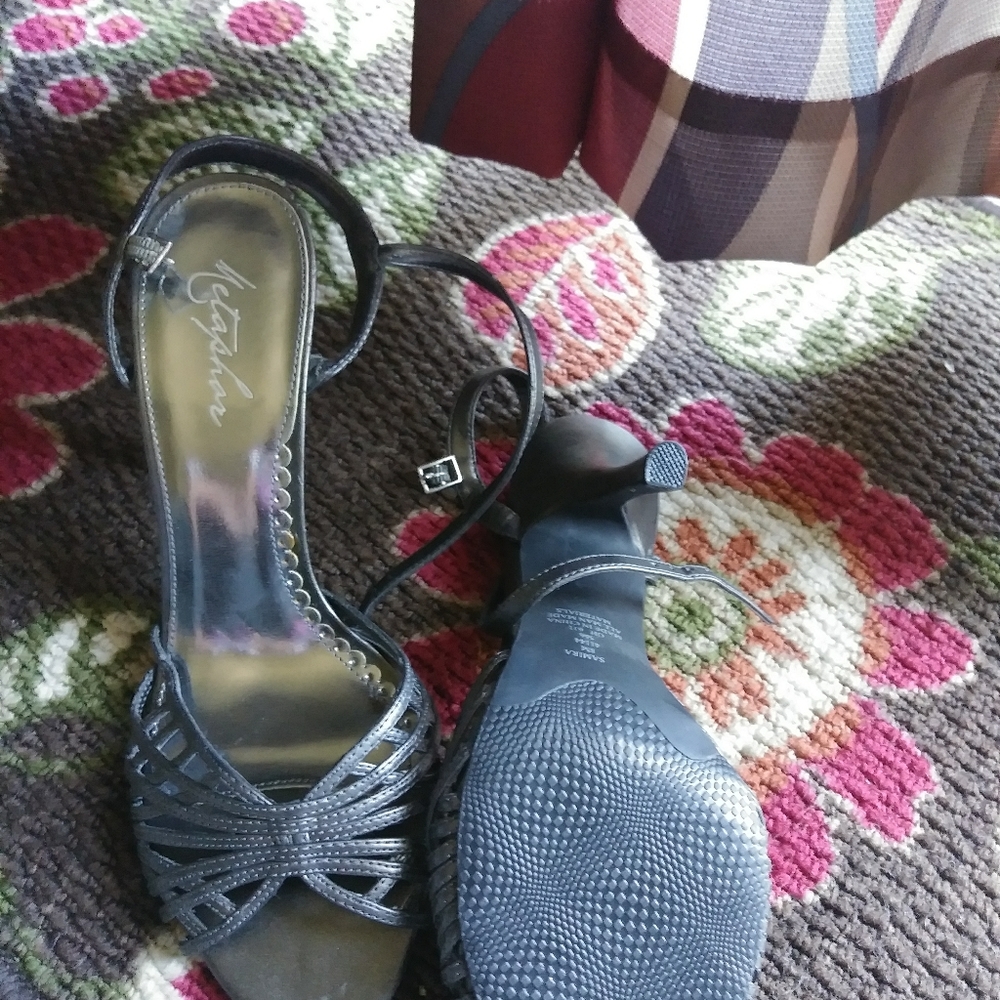 Heels - Picture 3 of 3